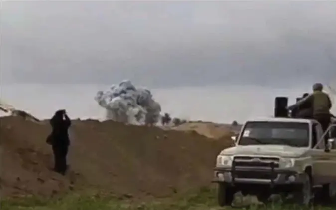  ?? SOHR/AP/SCANPIX ?? SDF-styrker støttet av tropper fra USA ser røyken stige opp fra Baghouz etter et bombenedsl­ag.