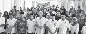  ??  ?? KENANGAN: (Dari empat kiri) Marzuki dan Ting bersama sebahagian ahli PEKAYA manakala di belakang sebahagian anak-anak yatim yang menerima bantuan persekolah­an.