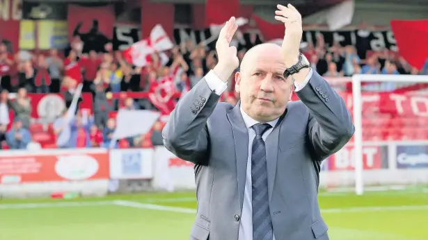  ?? Tony Greenwood ?? Accrington Stanley manager John Coleman applauds the fans