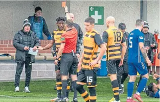  ?? ?? Referee Alan Muir shows Alloa’s Mouhamed Niang the red card after just 25 seconds against Cove (See also Front Page)