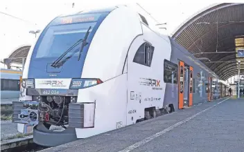  ??  ?? Der RRX fährt auf der Linie 4 seit Sonntag auch dauerhaft über Mönchengla­dbach. Der Zug ist schneller als die roten Bahnen und bietet mehr Platz.