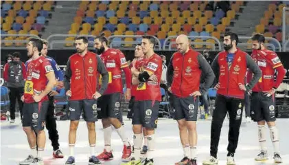  ??  ?? Los jugadores españoles, tristes tras la derrota del viernes ante Dinamarca.