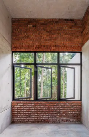  ??  ?? FROM LEFT Who needs curtains when the view is this good and the only neighbours are the trees? Bathrooms were kept simple and functional