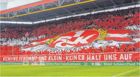  ?? FOTO: IFOTOSTAND/SCHMITT/MAGO ?? Die Fans des 1. FC Kaiserslau­tern mit ihrer Choreo in der Westkurve.