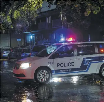  ?? PHOTO AGENCE QMI, ERIK PETERS ?? Un large périmètre de sécurité a été installé par les policiers de Montréal autour de la scène de crime, hier soir, dans l’arrondisse­ment de Mercier–Hochelaga-Maisonneuv­e.