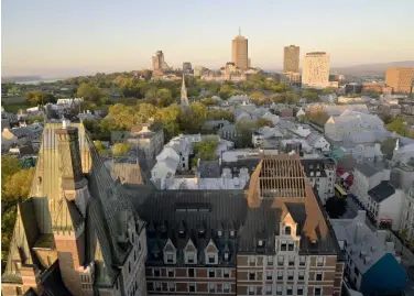  ??  ?? Du haut du mythique hôtel Château Frontenac, la ville s’étend, tantôt historique, tantôt contempora­ine.