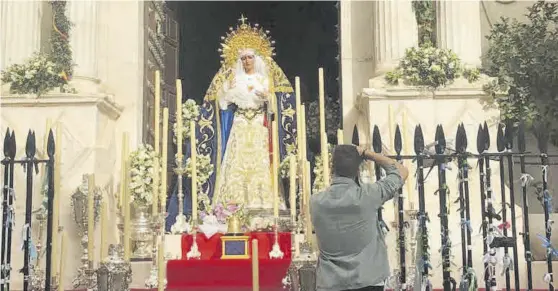  ?? V. REQUENA / JOSÉ ANTONIO AGUILAR ?? Puente Genil
Virgen de la Guía en el dintel del santuario de la Concepción.