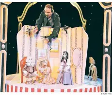  ??  ?? Regisseur Alexander Betov nennt seine Produktion­en gemeinsam mit Sabine Sanz lieber Kinderthea­terstücke als Puppenthea­ter.