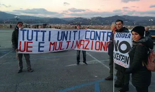  ??  ?? Lo striscione srotolato dai manifestan­ti al piazzale Michelange­lo