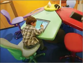  ??  ?? L’utilisatio­n des nouvelles technologi­es peut séduire les écoliers.