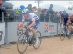  ??  ?? Remco Evenepoel, en el sector de sterrato de Campo Felice.