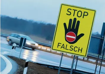  ?? Foto: Tobias Hase, dpa ?? Warnschild­er sollen verhindern, dass Autofahrer auf die Gegenspur geraten. Dennoch gibt es in Bayern überdurchs­chnittlich viele Geisterfah­rer.