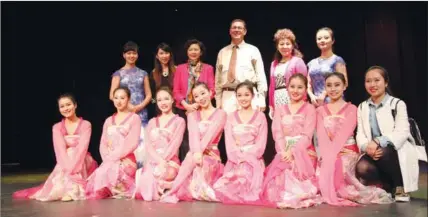  ?? LIU CHANG / CHINA DAILY ?? The students art troupe of Xiamen University perform traditiona­l Chinese dances and music at the Meade High School on Thursday in Maryland. Xinli Zhan (third from left on the second row), vice-president of Xiamen University, and John Yore (fourth from...