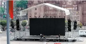  ??  ?? En el Zócalo se ultima la instalació­n de la megapantal­la