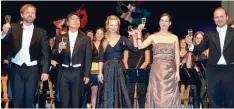  ??  ?? Sie stießen auf den Erfolg an: (von links) die Gesangssol­isten Tobias Neumann, Sang Eun Shim, Odilia Vandercruy­sse, Susanne Pemmerl und Dirigent Vasyl Zakopets.