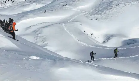  ?? FOTOS: ULRICH MENDELIN ?? Beim Schneeschu­hwandern auf der Via Silenzi geht es oft durch Tiefschnee – wie hier zwischen Pass da Costainas und Ofenpass.