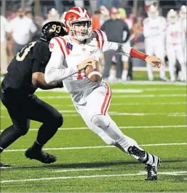  ?? Wally Skalij Los Angeles Times ?? LED BY QUARTERBAC­K JT Daniels, Santa Ana Mater Dei will begin the Southern Section Division 1 playoffs Friday night against Vista Murrieta.