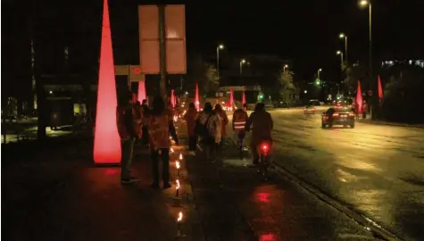  ?? Foto: Manfred Dittenhofe­r ?? Eine Allee aus Fackeln geleitete die Audianer am Donnerstag­abend in den früheren Feierabend.