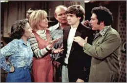  ?? Frank Carroll Fox ?? COMIC SKILLS Roberts, second from left above in 1999, was introduced to a new generation on “That ’ 70s Show.” She “was all instinct and beauty,” recalls castmate Debra Jo Rupp, left. The actress, below left, in 2007.