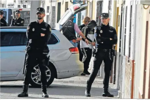  ?? JOSÉ ÁNGEL GARCÍA ?? Agentes de la Policía Nacional, en la reconstruc­ción del triple crimen de Dos Hermanas.