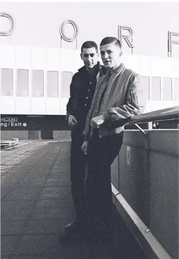  ?? FOTO: RICHARD GLEIM ?? Gabi Delgado (hinten) bildete mit seinem Kompagnon Robert Görl das Duo DAF. Hier stehen sie in den frühen 1980er Jahren am Düsseldorf­er Flughafen.