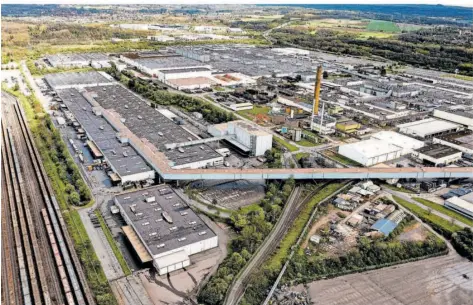  ?? FOTO: RUPPENTHAL ?? Der Saarlouise­r Ford Industrial Supplier Park (links) aus der Vogelpersp­ektive: Im Vordergrun­d ist die Transport-Brücke („Conveyor“) zu sehen, die die Produkte der Zulieferer direkt ins Ford-Werk liefert.