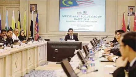  ?? PIC BY AHMAD IRHAM MOHD NOOR ?? Second Finance Minister Datuk Seri Johari Abdul Ghani chairing the 2018 Budget Focus Group Meeting on Boosting Private Investment in Putrajaya yesterday.