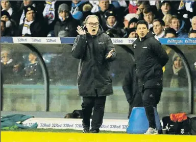  ?? CRAIG BROUGH / REUTERS ?? Marcelo Bielsa dirige al Leeds United desde la banda, en Elland Road