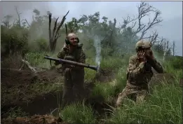  ?? TYLER HICKS — THE NEW YORK TIMES ?? Ukrainian soldiers with the 28th Mechanized Brigade, positioned several miles south of Bakhmut, Ukraine, fire an RPG toward Russian positions in June.