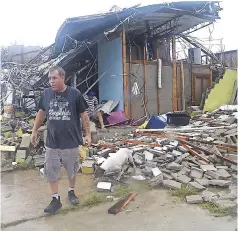  ??  ?? iNUNdÓ CaLLeS y muelles, derribó árboles, esparció ramas