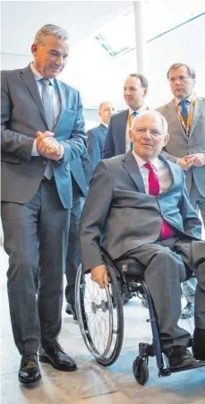  ?? FOTO: DPA ?? Thomas Strobl (li.), Landesvors­itzender der CDU in Baden-Württember­g, mit Bundesfina­nzminister Wolfgang Schäuble beim Landespart­eitag der CDU in Sindelfing­en.