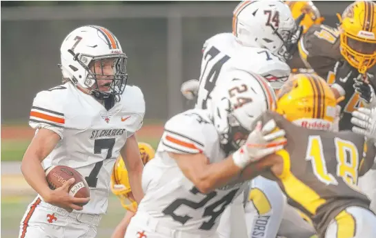  ?? PATRICK KUNZER/DAILY HERALD ?? St. Charles East quarterbac­k William Crossen (7) looks for running room against Carmel on Friday night in Mundelein.