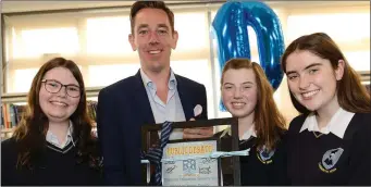  ??  ?? Saoirse O Donnell, Medb Brereton and Aoife Walker presenting Ryan Tubridy TV Personalty with a token fromthe school