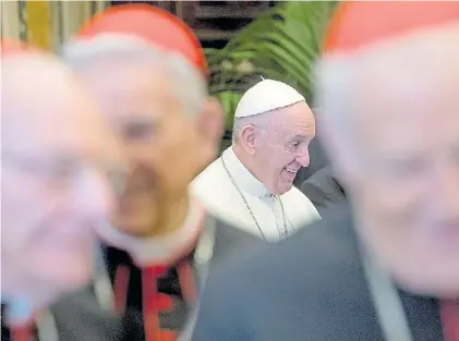  ?? REUTERS ?? Encuentro. El Papa departe con algunos cardenales, ayer, en el Aula Clementina del Vaticano.