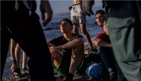  ?? ?? Des migrants entourés par la garde civile espagnole.