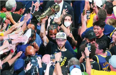  ?? REUTERS ?? Stephen Curry, con un puro en la boca, celebra el anillo de los Warriors y su título de MVP