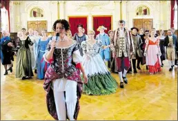  ?? BILD: LISA CURDES ?? „Das Schloss tanzt!“: Die Tanzgruppe von Iris-Michaela Schmidtman­n (vorne) zeigt ihre Choreograp­hie.