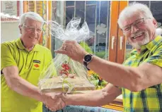  ?? FOTO: SCHWARZWAL­DVEREIN GEISINGEN ?? Wanderwart Bernd Burkart (rechts) überreicht Peter Bury zum 50-jährigen Jubiläum eine Uhr mit dem eingravier­ten Bild von der Kapuziner-Eremitage.