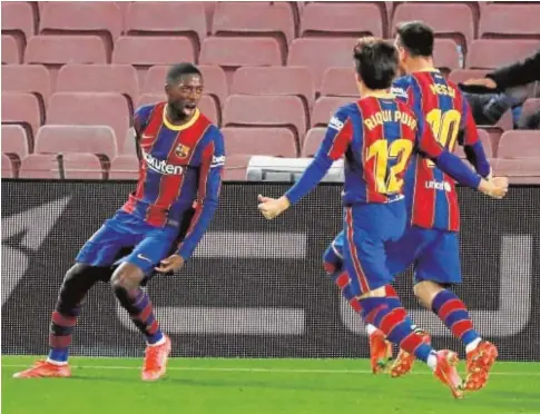  ?? EFE ?? Dembélé celebra el gol del triunfo en presencia de Riqui Puig y Messi