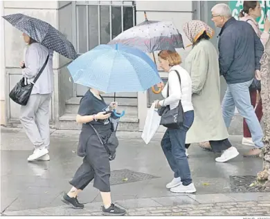  ?? MANUEL ARANDA ?? Personas caminando por el centro de Jerez bajo la lluvia.