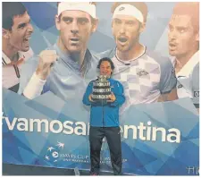  ??  ?? Grande con la Copa Davis 2016, cuando atendió a tres de los cuatro argentinos que la jugaron. Y en su consultori­o. TROFEO.