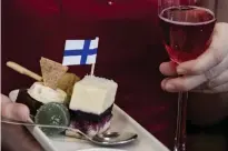  ??  ?? Finska smaklandsk­ap. Det var vegetarisk­t på assietten i år, med inspiratio­n ur den finländska naturen.