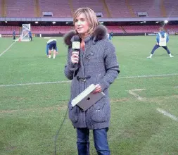  ??  ?? In campo La giornalist­a durante una diretta per l’emittente Canale 21