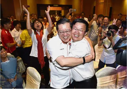  ??  ?? Fantastic news: Lim and Chow celebratin­g Pakatan Harapan’s win at a hotel in Penang after the GE14 results were announced.