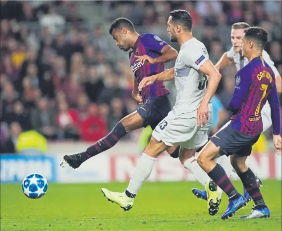  ?? FOTO: MANEL MONTILLA ?? Rafinha marcó así su 12º gol como azulgrana, uno más que los que firmó su hermano Thiago en el Barça El menor de los Alcantara hizo méritos para jugar el Clásico