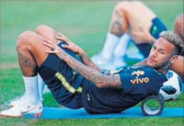  ??  ?? SERIO. Neymar, con gesto contenido durante una sesión de Brasil, está centrado en el Mundial de Rusia.
