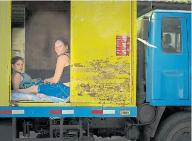  ?? Getty images ?? Migrantes cubanos en un camión, que usan como vivienda temporaria