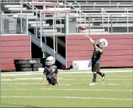  ?? Michael Burchfiel/Herald-Leader ?? Quarterbac­k Dane Marlatt tossed a pass during a fourthand fifth-grade game at the 7-on-7 tournament this weekend.