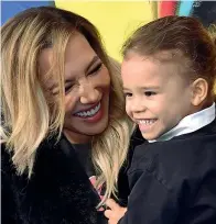  ?? (Afp e LaPresse) ?? Con il figlio
Naya Rivera con il figlio Josey Hollis Dorsey alla premiere di «The Lego Movie 2: Una nuova avventura» nel 2019. A destra, le ricerche nel lago