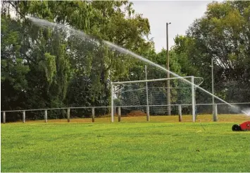  ?? Foto: Karl Aumiller ?? Wer täglich seinen Fußballpla­tz beregnet, der hat trotz Trockenhei­t die Chance auf einen satten, grünen Rasen. Beim VfB Bächin gen präsentier­t sich das Spielfeld derzeit in einem guten Zustand.